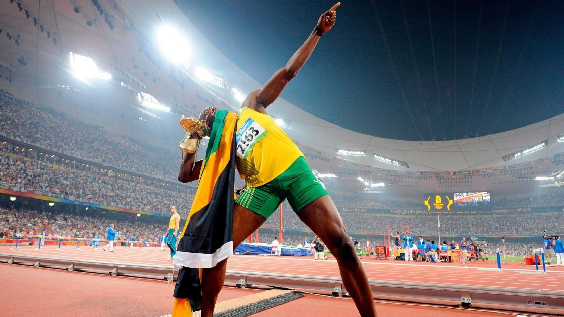 尼古拉·西尔维斯特里在男子撑杆跳中获得银牌，尼古拉维奇拳击