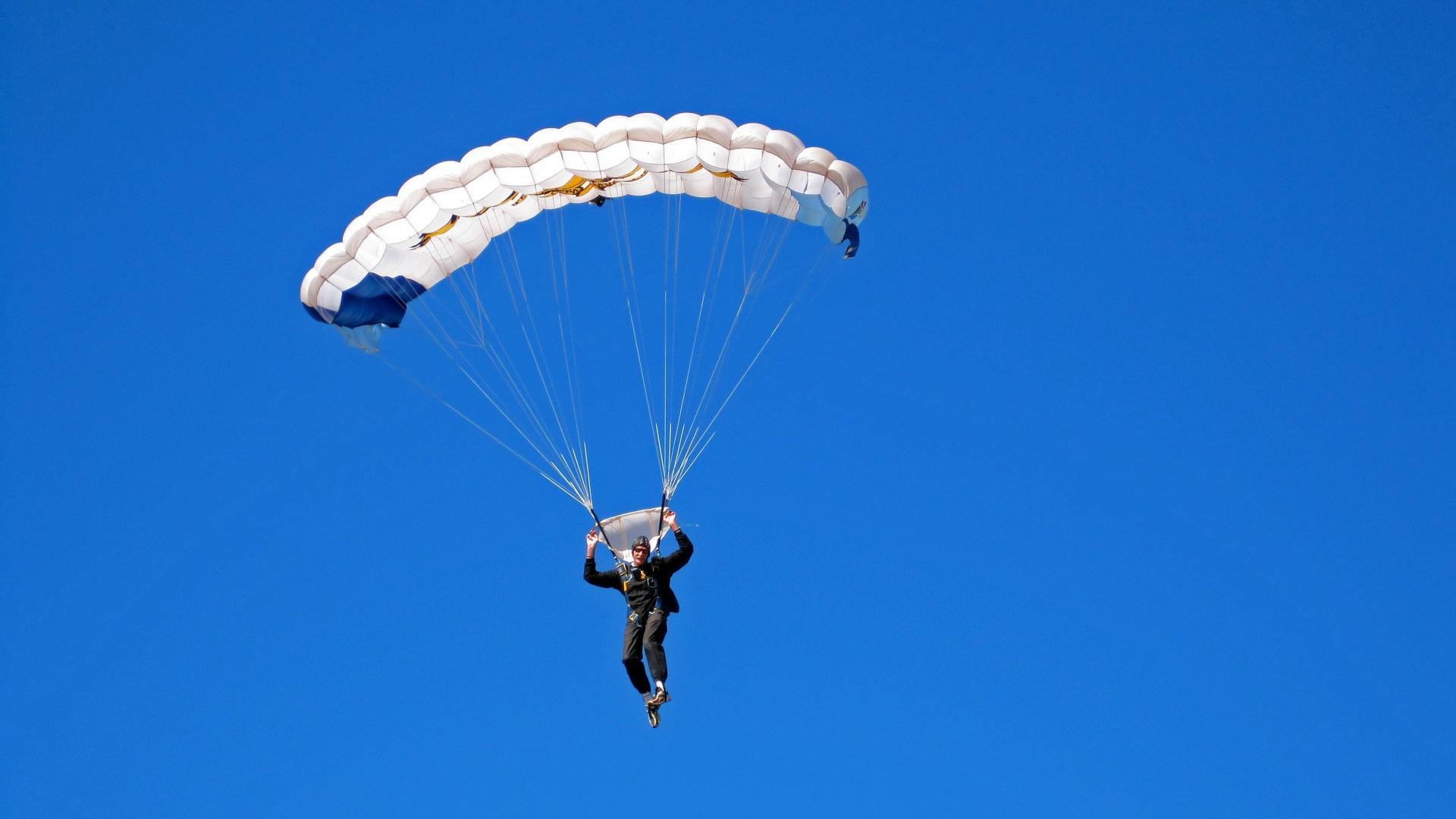 篮球公益赛事推动社区健康生活方式，社区举办篮球比赛体现社区什么功能